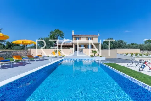 Istra, Fažana- Vila s bazenom 180 m2
